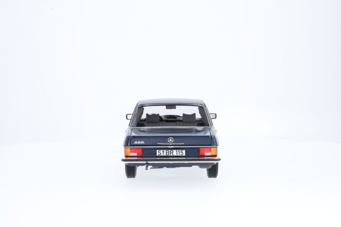 Mercedes Classic W114/W115 Limousine Modellautó 1:18