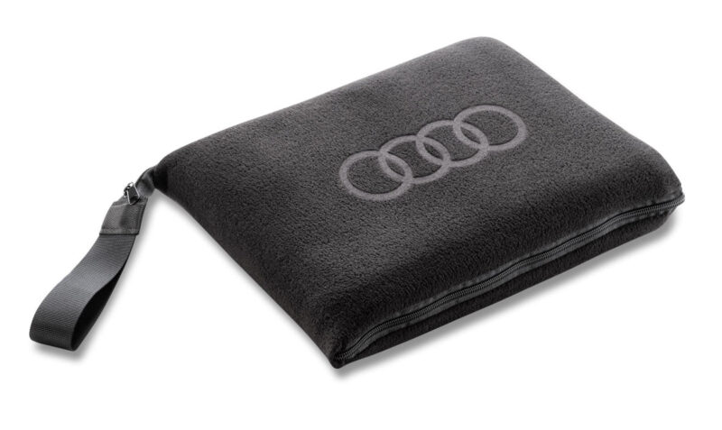 Audi dizájnú gyapjútakaró párnává alakítható