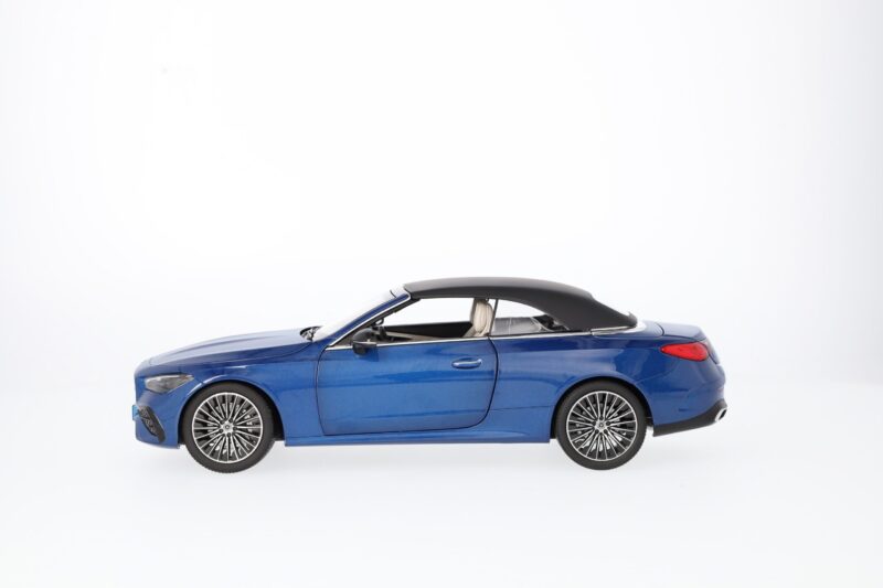Mercedes CLE Cabriolet AMG Modellautó 1:18 - Image 3
