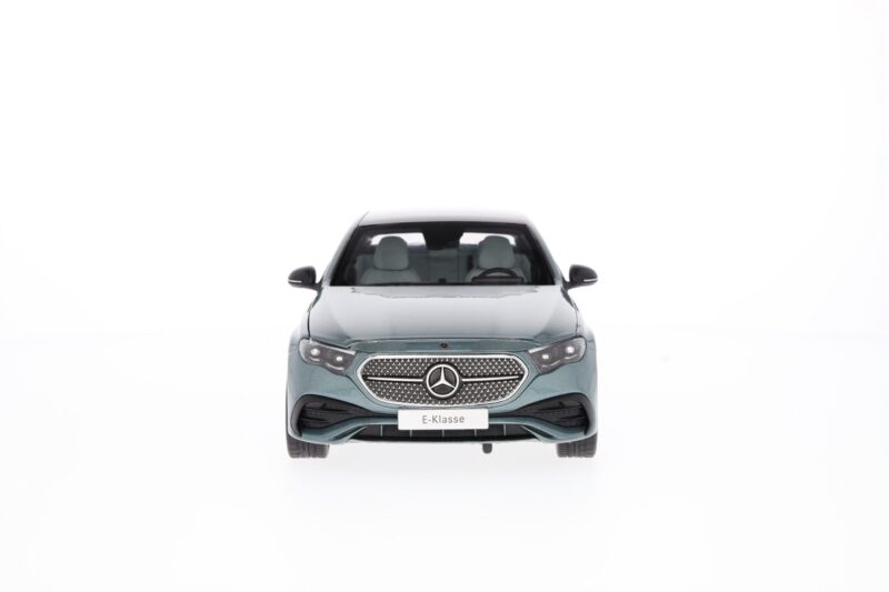 Mercedes E-osztály Limuzin AMG Line 1:18 Modellautó - Image 7