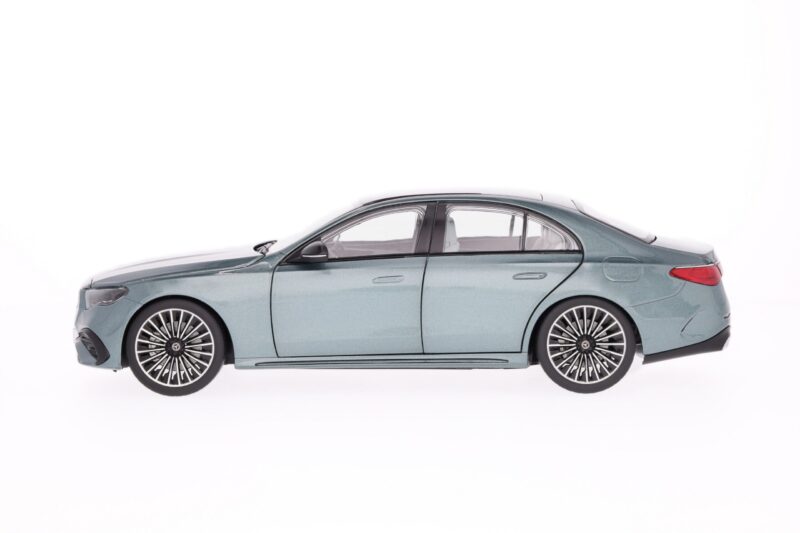 Mercedes E-osztály Limuzin AMG Line 1:18 Modellautó - Image 3