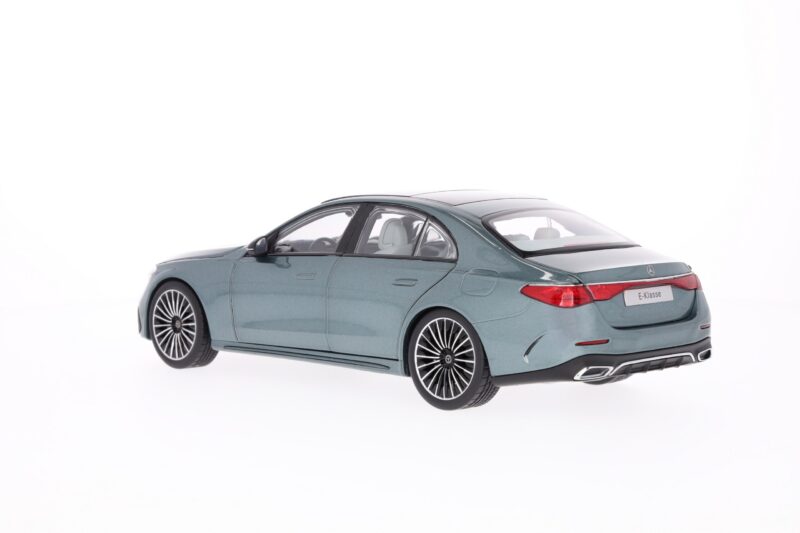 Mercedes E-osztály Limuzin AMG Line 1:18 Modellautó - Image 6