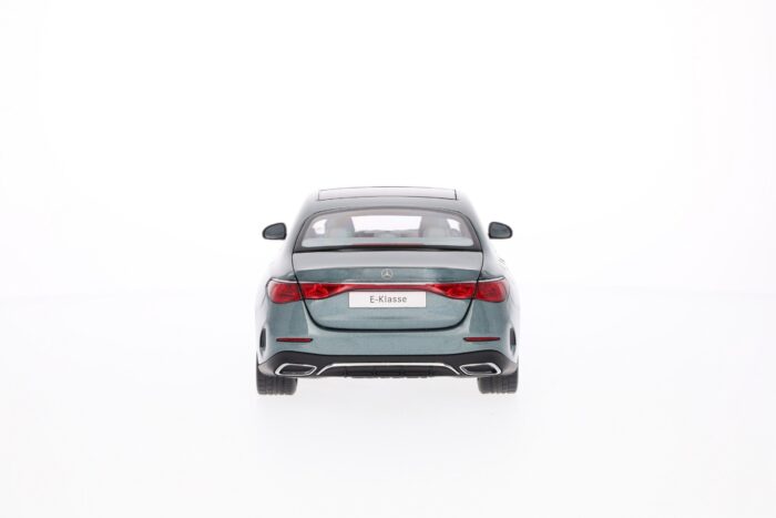 Mercedes E-osztály Limuzin AMG Line 1:18 Modellautó