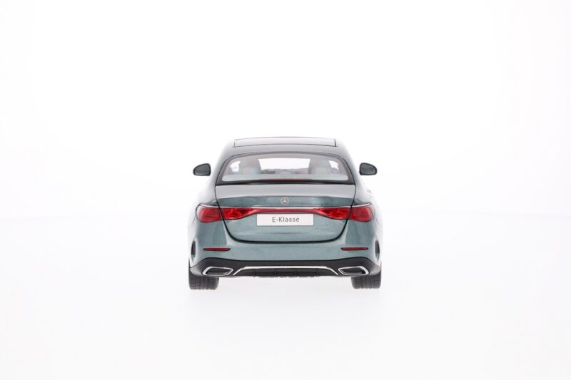 Mercedes E-osztály Limuzin AMG Line 1:18 Modellautó