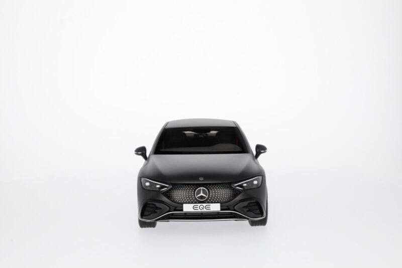 Mercedes EQE Limousine AMG Modellautó - Image 3