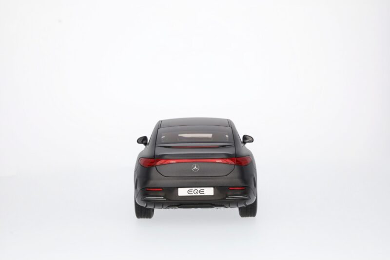 Mercedes EQE Limousine AMG Modellautó - Image 4