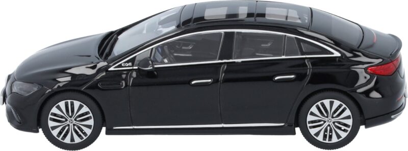 Mercedes EQE Elektromos Művészet Limuzin Modellautó - Image 2