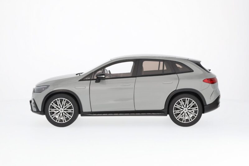 Mercedes AMG Line EQE SUV Modellautó - Image 4