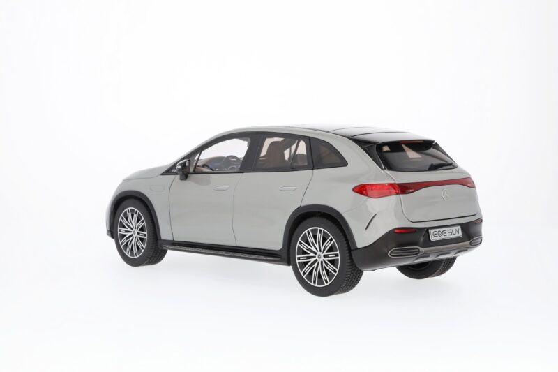 Mercedes AMG Line EQE SUV Modellautó - Image 6