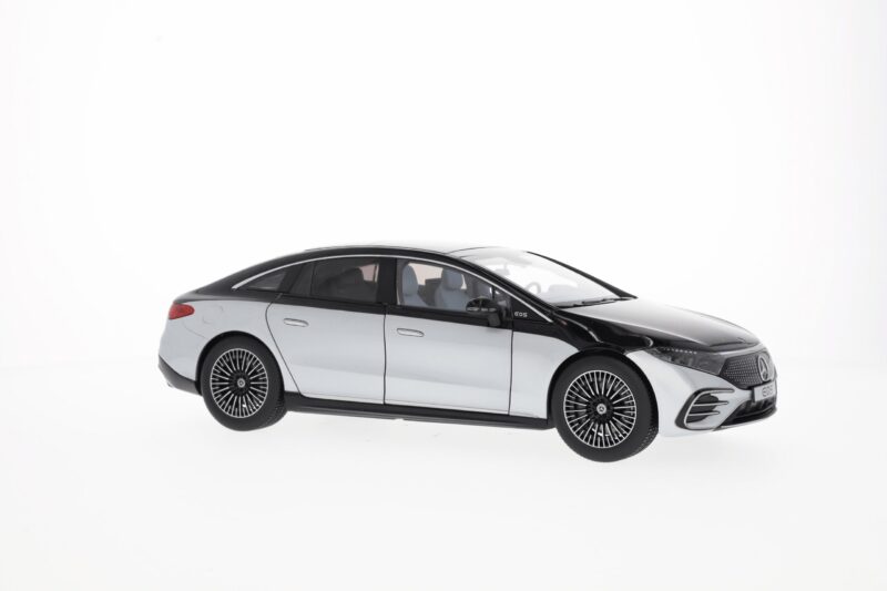 Mercedes EQS Limuzin AMG Line Modellautó - Image 4