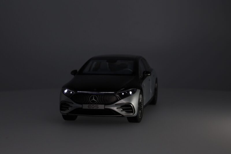Mercedes EQS Limuzin AMG Line Modellautó - Image 3