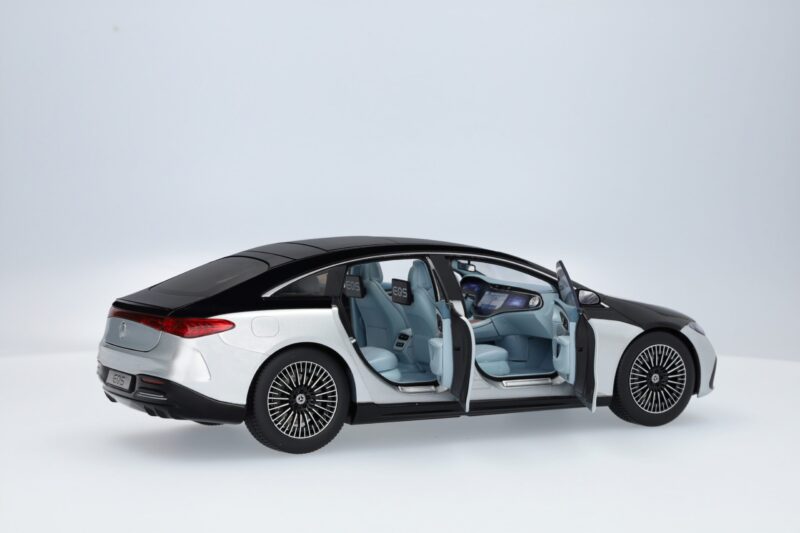 Mercedes EQS Limuzin AMG Line Modellautó - Image 7