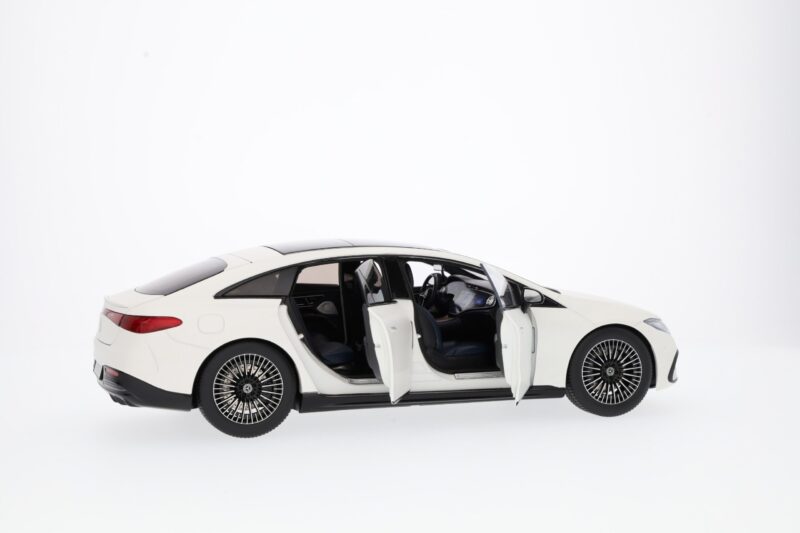 Mercedes EQS Limuzin AMG Modellautó - Image 4